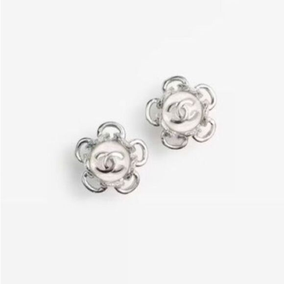 CHANEL STUD EARRINGS METAL AND GLASS PEARLSāSILVER AND PEARLY WHITE - Picture 8 of 9